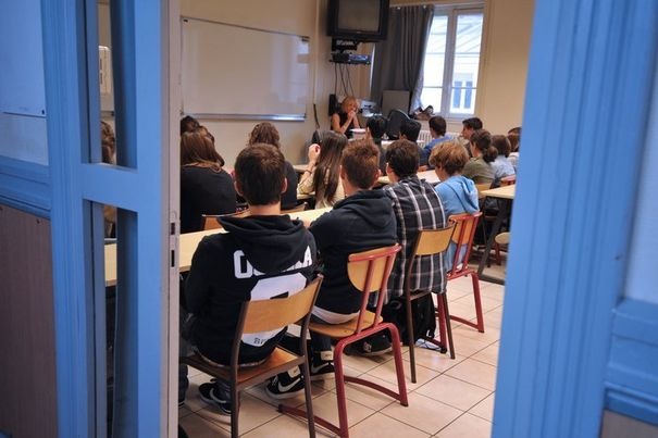 608312_une-classe-de-college