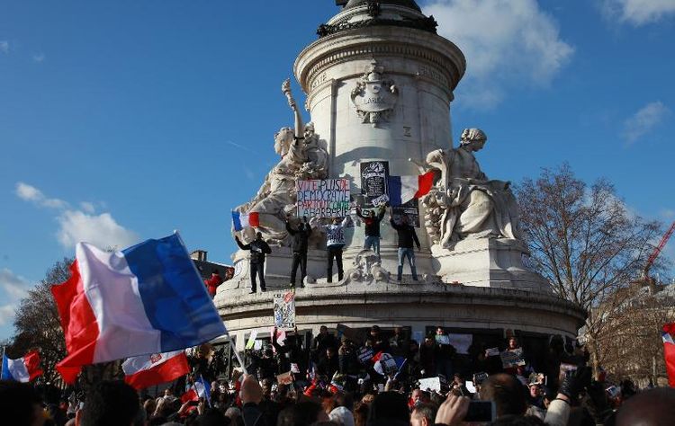 706643-drapeau-tricolore-brandi-par-les-participants-a-la-marche-republicaine-le-11-janvier-2015-a-paris