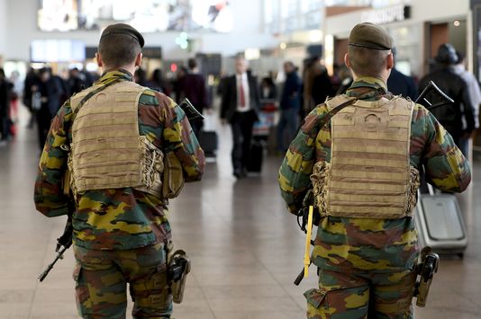 4813823_6_3957_des-militaires-patrouillent-a-l-aeroport-de_18f32910914157e785238dc5dce8f383